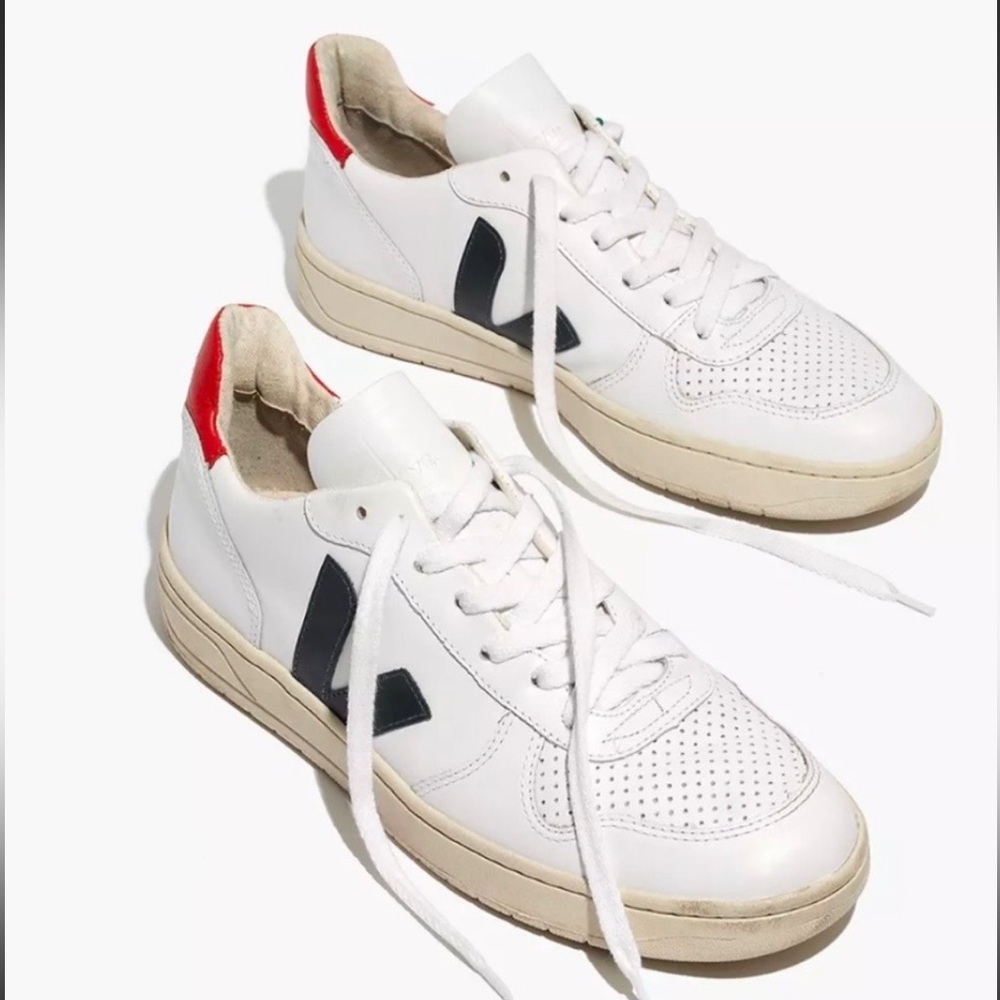 Veja size 7 sneakers, lightly worn, excellent condition